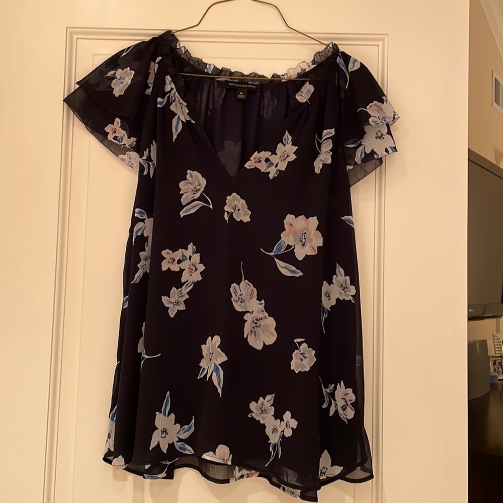 Banana Republic Flutter Sleeve Blouse. Size Medium